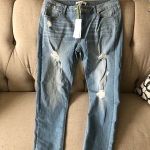 NWT BCBG Generation distressed  Jeans Size 30.